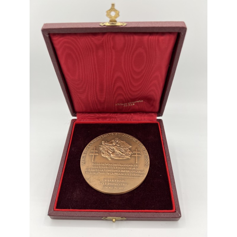 Médaille - Anciens combattants et victimes de guerre - Mère voici vos fils qui se sont tant battus - 1974 - avec écrin - bronze 