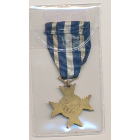 Vietnam - Mérite de la marine - en métal doré et laqué - fabrication locale - ordonnance