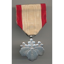 Japon - Ordre du soleil levant  - insigne 8e classe - en argent - avec son écrin d'origine